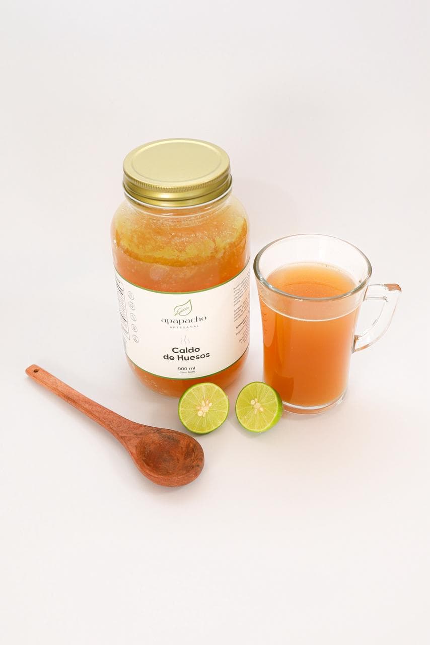 Caldo de Hueso Apapacho con limón y cuchara de madera